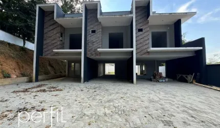 Sobrado geminado a venda com três quartos sendo uma suíte no bairro Glória - Joinville/ SC