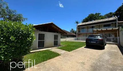 Casa sobrado a venda com três quartos sendo duas suítes no bairro Santo Antônio - Joinville/ SC