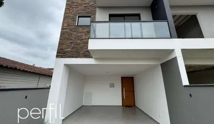 Sobrado a venda com três quartos sendo uma suíte no bairro Saguaçu - Joinville/ SC
