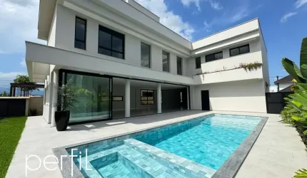 Sobrado a venda em condomínio fechado com 4 suítes e piscina no bairro Pirabeiraba - Joinville/ SC