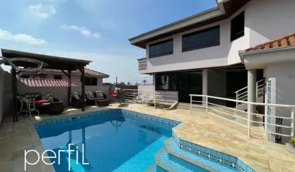 Casa a venda com 5 quartos sendo 3 suítes e 2 quartos no bairro Boa Vista - Joinville/ SC