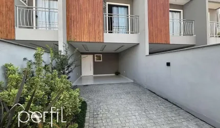 Sobrado a venda com três quartos sendo uma suíte no bairro Nova Brasília - Joinville/ SC