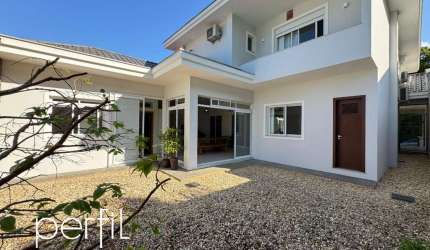 Casa à venda em Joinville-SC, bairro Floresta: 3 quartos, 2 suítes, 2 salas, 3 banheiros, 2 vagas, 314m² de área.