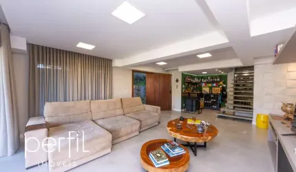 Sobrado com 4 suítes e piscina no bairro Anita Garibaldi - Joinville/ SC