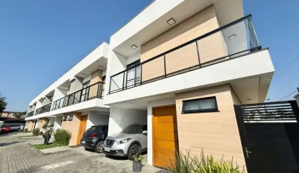 Sobrado geminado em condomínio fechado com três quartos sendo uma suíte no bairro Glória - Joinville/ SC