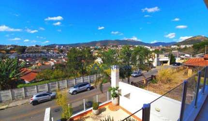 Sobrado Moderno à Venda com 3 Suítes no Jardim Paulista, Atibaia - Vista para a Pedra Grande