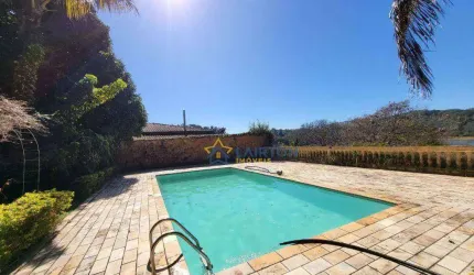 Chácara Pé na Água à Venda em Piracaia com 5 Dormitórios, Piscina e Acesso à Represa