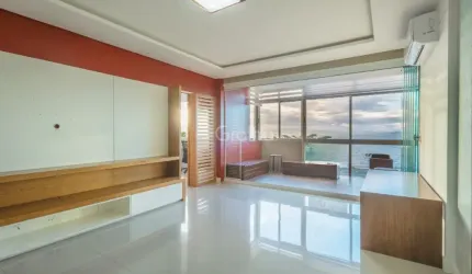 Apartamento com três suítes e vista cinematográfica para o mar.