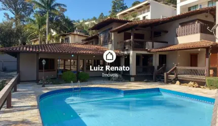 CASA COM 6 QUARTOS, SENDO 4 SUÍTES E 12 VAGAS