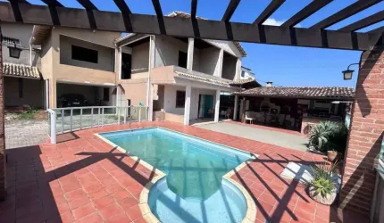 Casa Duplex à venda 5 Quartos sendo 4 suítes lazer com área gourmet, piscina,churrasqueira ,bairro Itapebussu - Guarapari-ES