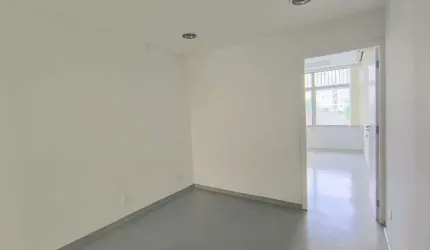 Sala Comercial à venda com 32,32m² distribuídos em recepção, 1 sala 1 banheiro e 1 vaga com ar cond