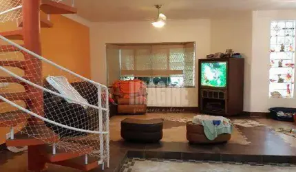 Sobrado no Carrão com 4 Dorms sendo 1 Suíte, 3 Vagas, 216m², Quintal com Churrasqueira