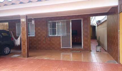 Casa independente com quintal à venda em Praia Grande/SP