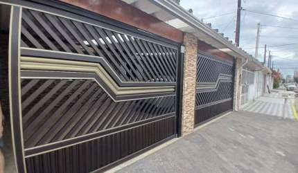 Casa com edícula á venda na Ocian
