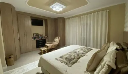 Comprar Sobrado com 5 dormitórios e Piscina Bairro Solemar - Praia Grande/SP