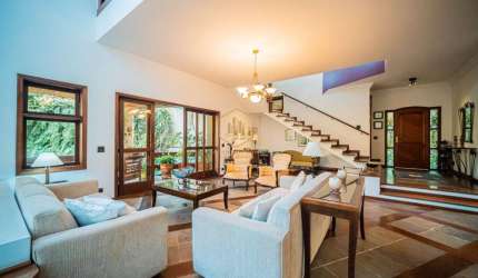 Casa com 5 Quartos (5 Suítes) para locação