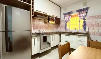 Casa com 2 quartos, 81 m², à venda por R$ 480.000