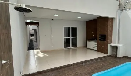 Casa com piscina no Santa Cruz