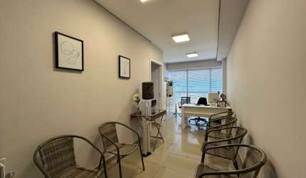 Sala Comercial à Venda no Centro de Pindamonhangaba-SP.