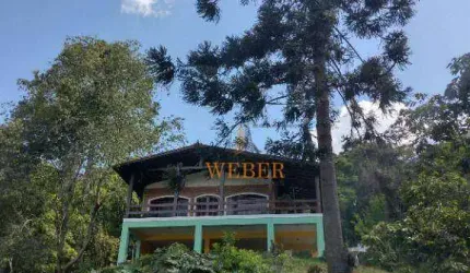 Linda casa com móveis rústicos na cidade do Embu das artes com três garagens coberta cercada da natureza