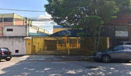Prédio comercial com com salas e depósito