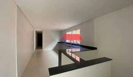 Casa sobreposta alta, com 3 dormitórios. Aceita FGTS e financiamento.