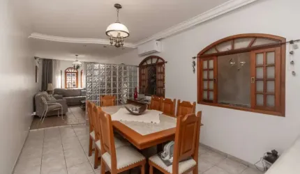Casa tipo para venda com 5 quartos, sendo 2 suítes, 300m²