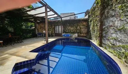 Casa tipo para venda com 3 quartos, sendo 3 suítes, 372m²