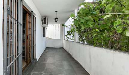 Casa tipo para venda com 5 quartos, 270m²