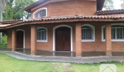 Linda Chacara na Beira do Lago