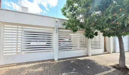 Casa - Padrão, para Venda em Uberlândia/MG