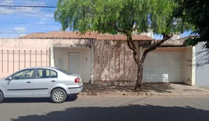 Casa - Padrão, para Venda em Uberlândia/MG