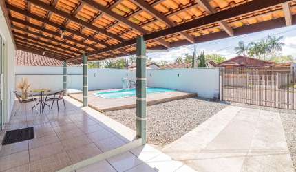 Excelente casa plana semi mobiliada com 4 quartos à venda no bairro Guanabara em Joinville - SC por R$ 600.000,00.