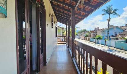 Buscando uma área espaçosa na zona sul de Joinville? Casa com dois pisos averbada à venda no bairro Itaum em Joinville-SC por R$ 540.000,00.