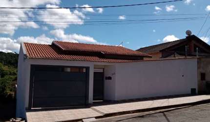 Casa com 3 dormitórios, 214 m² - venda por R$ 700.000,00 ou aluguel por R$ 4.500,00/mês - Colinas de Santa Bárbara - Pouso Alegre/MG