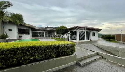Residência com amplo Terreno e Piscina - Oficinas