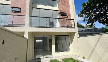 Sobrado triplex com 3 suítes, perto do mar