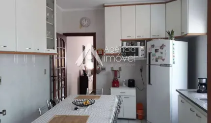 Sobrado - Próximo ao Jd. da Saúde - Três Quartos sendo uma Suíte - Duas Vagas com portão automático