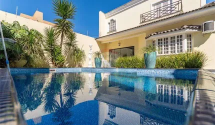 Casa à Venda na Penha com 4 Quartos, 4 Suítes, Piscina aquecida, Edícula, Salão de Festas e 4 Vagas de Garagem