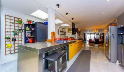 ** Lindo Sobrado Reformado de 4 Dormitórios sendo 2 Suítes com 2 Vagas de Garagem - 169m² de Área Construída -  Área Gourmet + Jacuzzi **