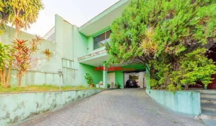 Amplo Sobrado com 496m² de Terreno e 361m² de Área Construída com 4 Dormitórios sendo 2 Suítes - 6 Vagas - Quintal com Piscina e Churrasqueira