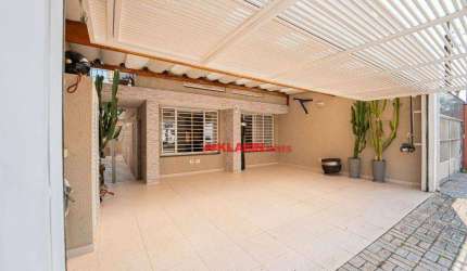 Belo Sobrado Reformado de 3 Dormitórios sendo 1 Suíte com 2 Vagas de Garagem Cobertas - 159m² de Área Construída - Quintal com Churrasqueira - Edícula