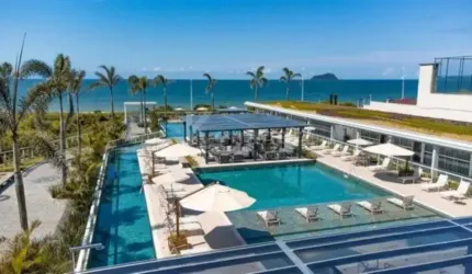 Apartamento mobiliado e decorado no Edifício Al Mare Front Beach em Balneário Piçarras, empreendimento de frente para o mar