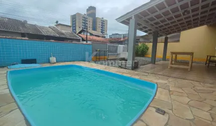 Casa no centro de Balneário Piçarras, com piscina, apenas 300 metros do mar