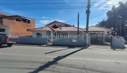 Duas casas no Centro Barra Velha, com 3 quartos cada.