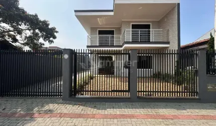 Imperdível oportunidade: Casa de luxo com 4 quartos e 2 suítes na Armação, Penha-SC! 240m², 4 banheiros, 4 vagas.