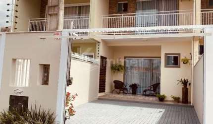 Imóvel à venda em Balneário Piçarras-SC, bairro Itacolomi: 3 quartos, 1 suíte, 2 banheiros, 2 vagas de garagem, 93m².
