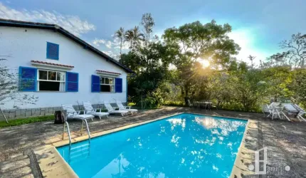 Chácara em condomínio: 6 quartos, 2 suítes, 2 salas, 3 banheiros, 4 vagas de garagem, 334,88 m² em Teresópolis-RJ