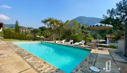 Imperdível oportunidade de casa à venda em Teresópolis-RJ, no bairro Carlos Guinle - 6 quartos, 1 suíte, 2 salas, 5 banheiros, 5 vagas de garagem, 225,60 m².