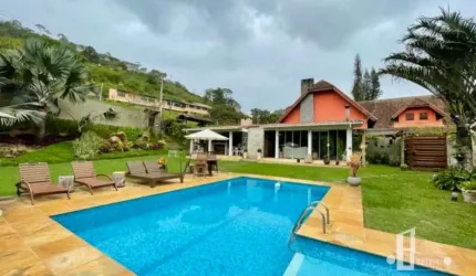 Imperdível oportunidade: Casa à venda em Teresópolis-RJ, bairro Albuquerque, 4 quartos, 2 suítes, 2 salas, 4 banheiros, 2 vagas, 150m². Venha conhecer!